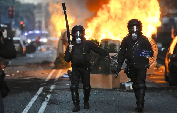 Weapons, street, police, chaos, uniforms, riots
