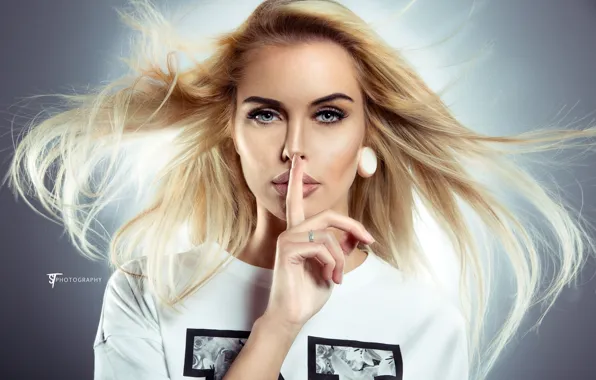 Look, background, model, hair, portrait, hands, makeup, t-shirt