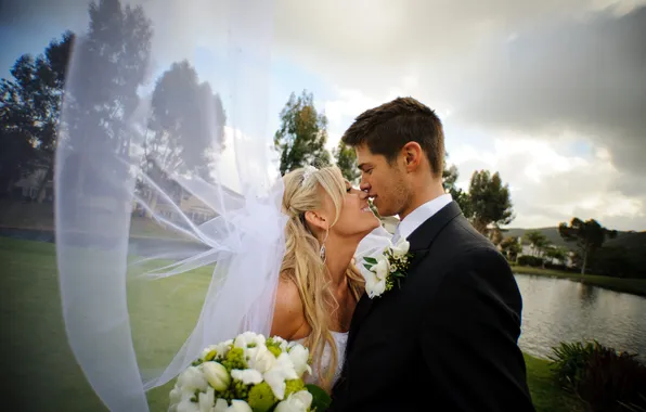 Picture girl, trees, flowers, river, kiss, bouquet, earrings, guy