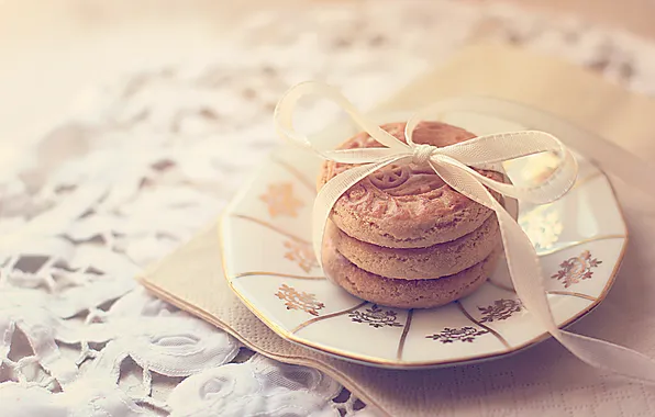 Picture cookies, plate, bow, tablecloth, napkin, biscuit