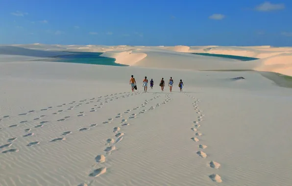 Sand, the sky, traces, lake, people, desert