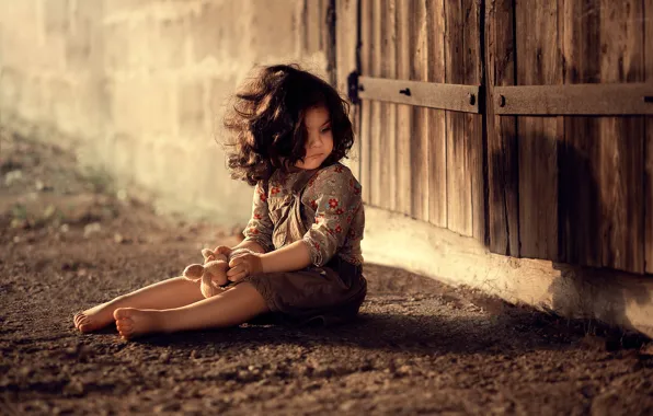 Picture toy, the door, girl