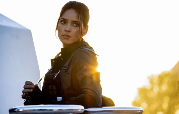 Look, pose, medic, Fifth, Adria Arjona, Adria Arjona, 6 Underground, The phantom six