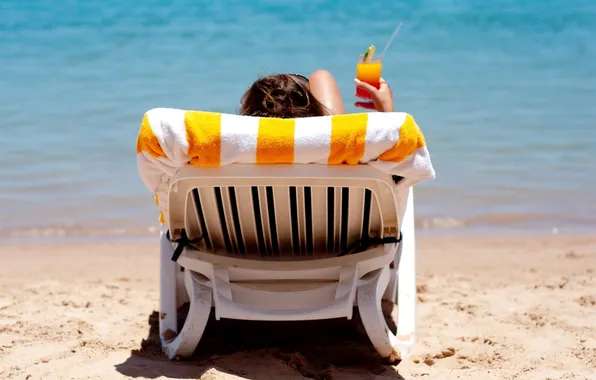 BEACH, GIRL, SEA, SAND, STAY, BROWN hair, GLASSES, RESORT