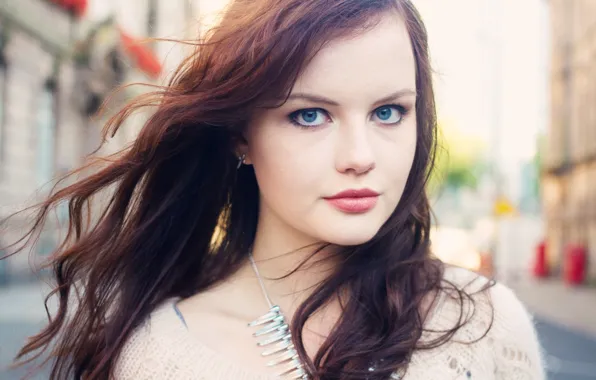 Picture girl, brunette, Joli House, blueeyes