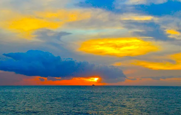 Picture sea, glow, clouds