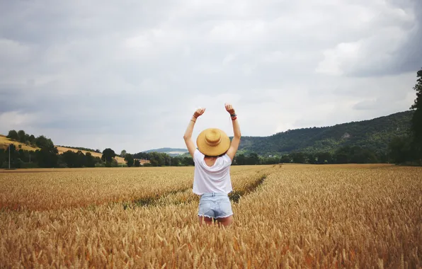 Picture field, summer, girl, shorts, hat, spikelets