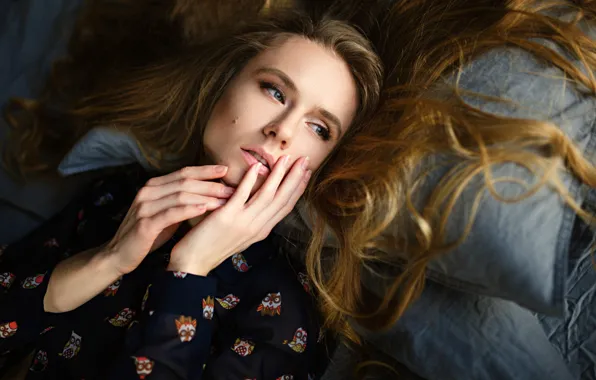Picture pose, model, portrait, makeup, hairstyle, lies, pillow, brown hair