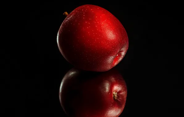 Picture reflection, apples, the dark background