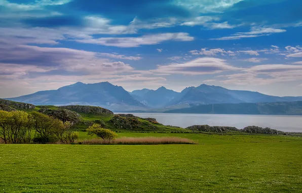 The sky, grass, mountains, lake