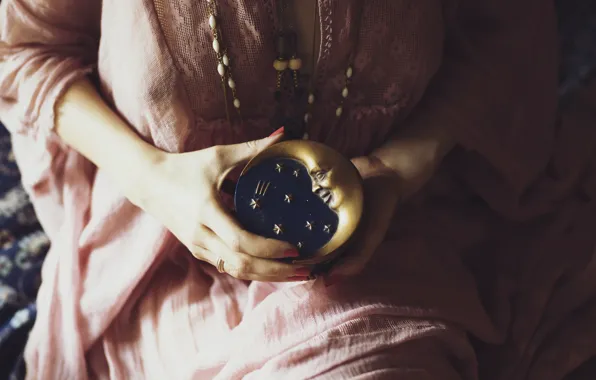 Picture girl, a month, hands, Bank