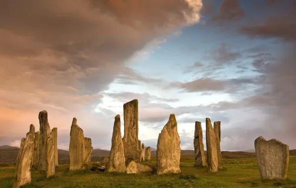 Picture clouds, stones, the cromlech