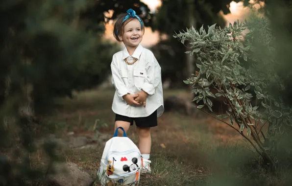 Picture nature, smile, chain, girl, shorts, shirt, decoration, child