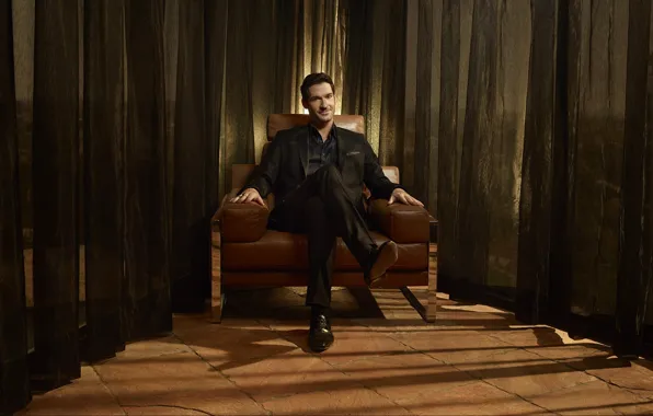 Picture pose, chair, male, Tom Ellis