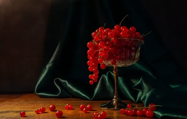 Light, berries, the dark background, table, bunch, fabric, still life, placer