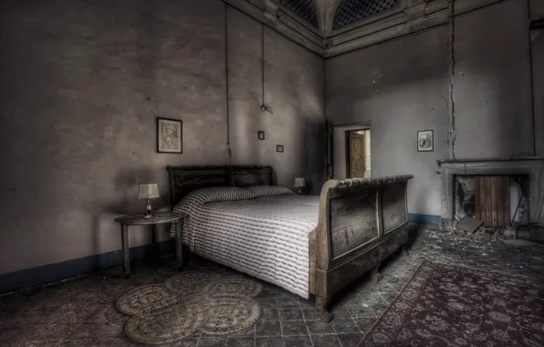 Picture room, bed, fireplace