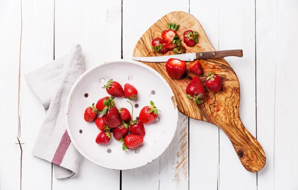Picture berries, strawberry, plate, knife, cutting Board