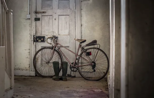 Picture bike, house, boots