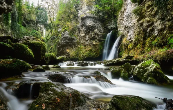 Water, stones, moss, threads