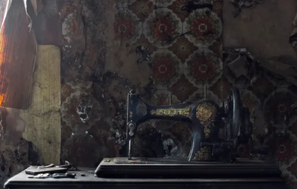 Dust, sewing machine, B A T T L E