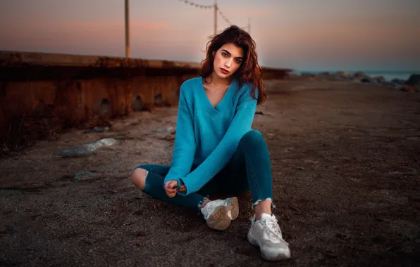 Picture girl, shore, jeans, the evening, sneakers, curls, pullover, David Mas