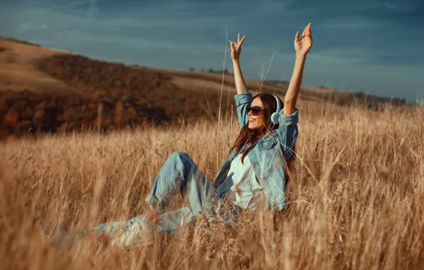Picture field, grass, girl, happiness, pose, mood, jeans, headphones