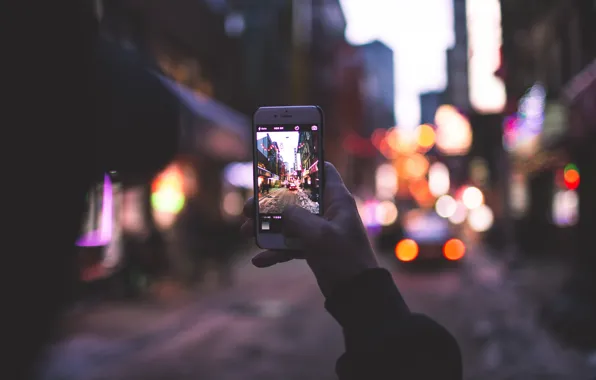 Picture the city, lights, street, photo, iPhone, hand, bokeh