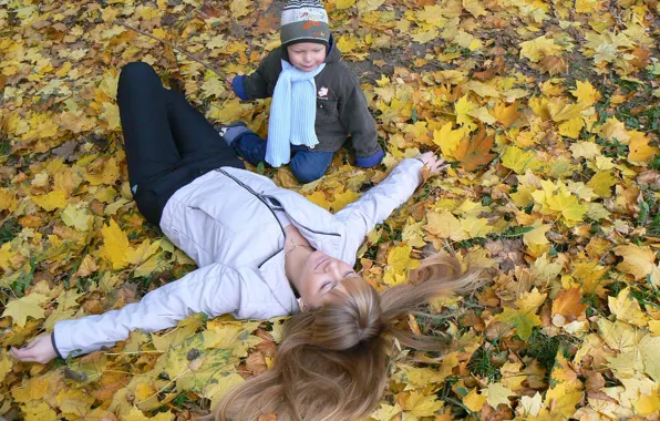 Autumn, joy, yellow leaves, child, mom, Belarus, my photo, Olga Pitsunova