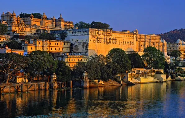 The city, lake, Lake Pichola and the City Palace