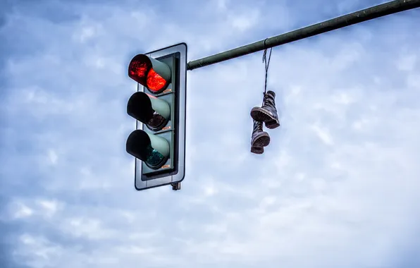The sky, shoes, traffic light