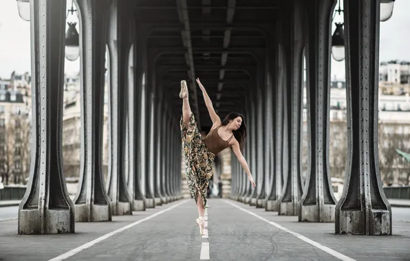 Girl, the city, street