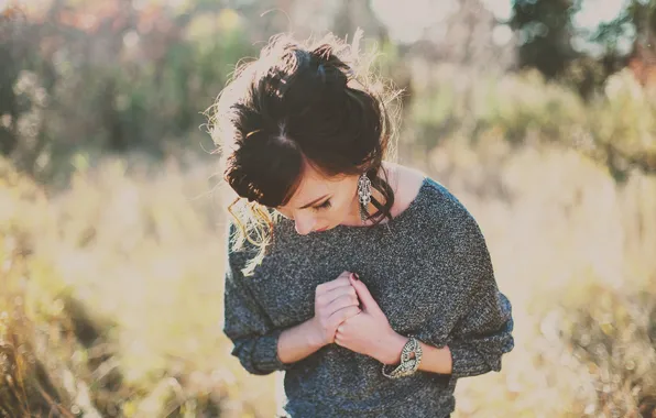 Brunette, hairstyle, bracelet
