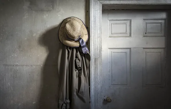 Picture hat, the door, cloak, naturalism