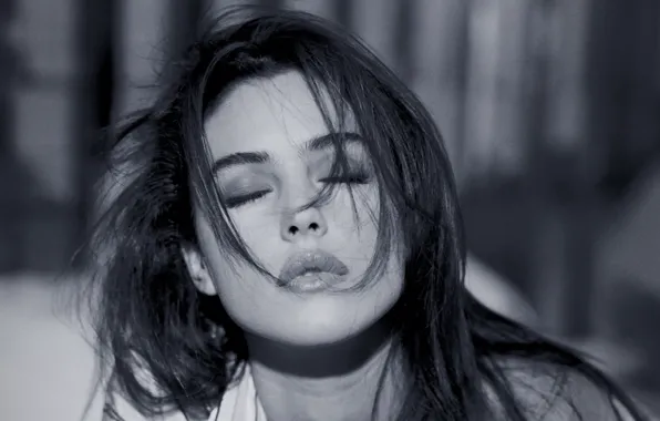 Lips, Monica Bellucci, he closed his eyes, in anticipation of a kiss