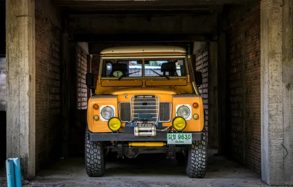 Picture Machine, Land Rover, Wall, Parking, Yellow