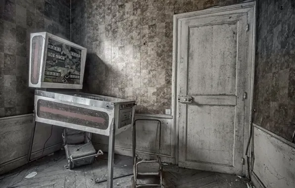 Room, the door, machine