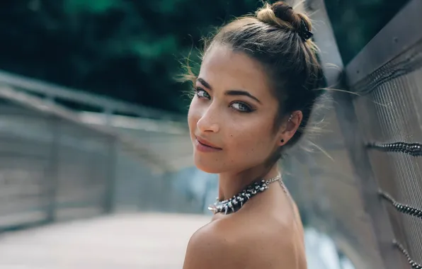 Look, green-eyed, Lost in the green