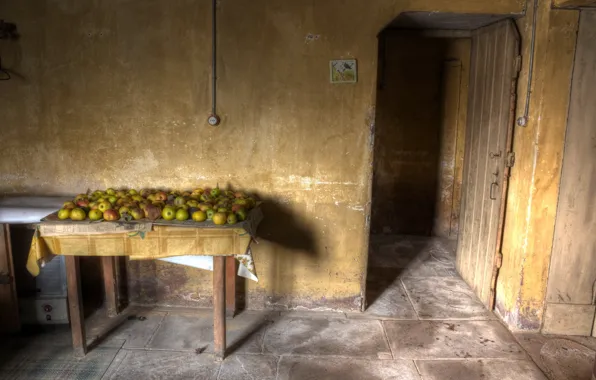 Picture table, apples, the door
