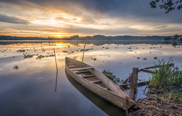 Picture lake, boat, morning