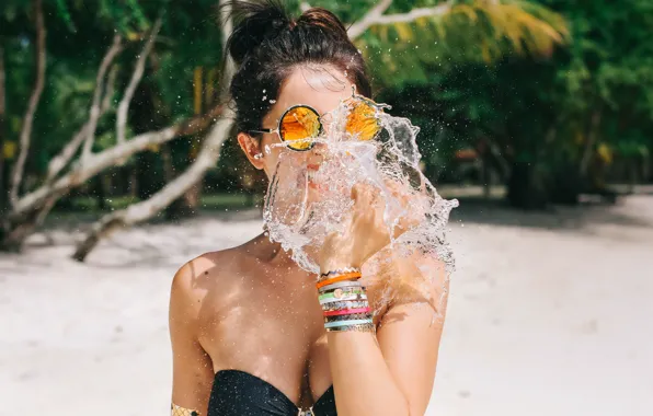 Girl, squirt, glasses, neckline, David Olkarny, Bite of water