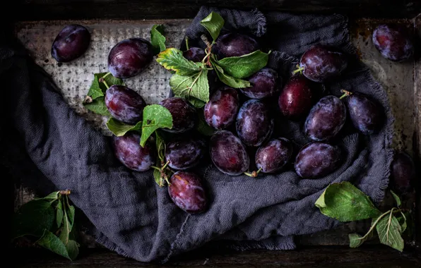 Picture the dark background, fabric, fruit, box, plum, a lot, drain