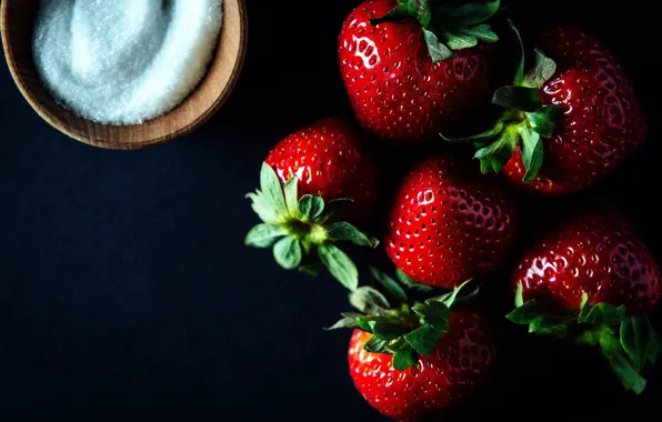 Picture berries, sugar, ripe strawberries