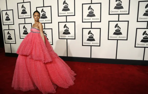 Picture singer, Rihanna, pink dress