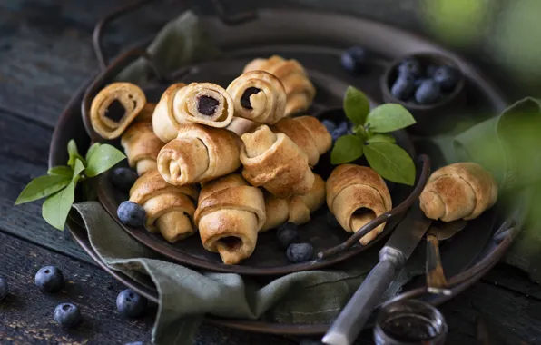 Picture cakes, blueberries, bagel