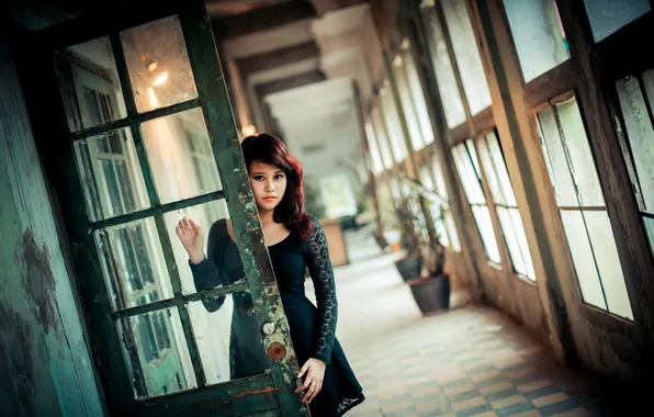 Look, girl, the door