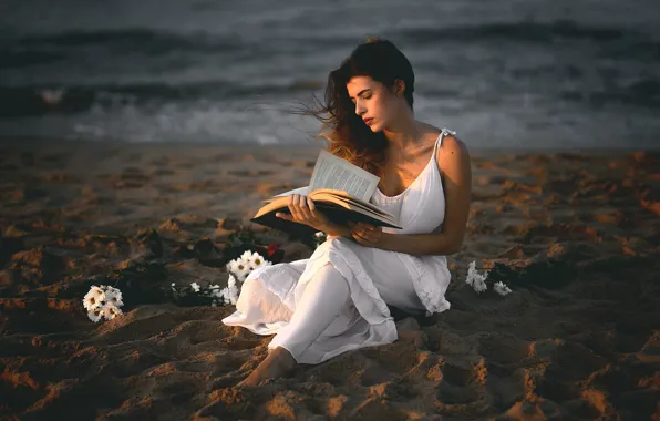 Picture sand, girl, book, Ana Valenciano