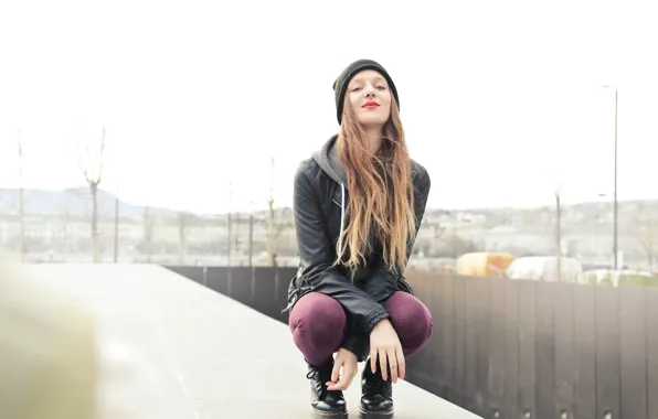 Smile, smile, charm, charm, blonde beauty, bright lipstick, girl squatting, the girl is squatting