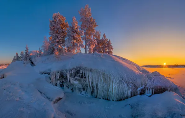 Picture the sun, snow, island, Lake Ladoga, Karelia