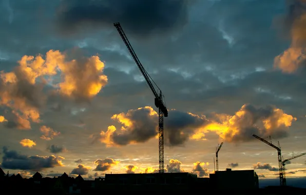 Picture the sky, clouds, the city, home, buildings, cranes, construction, lifting
