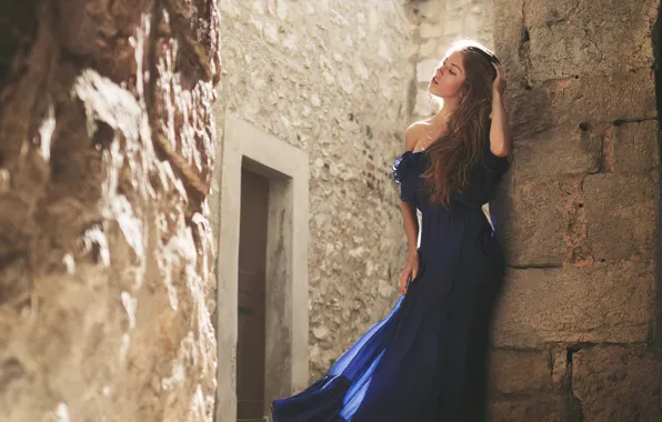 Picture girl, the sun, light, pose, wall, the wind, hair, dress